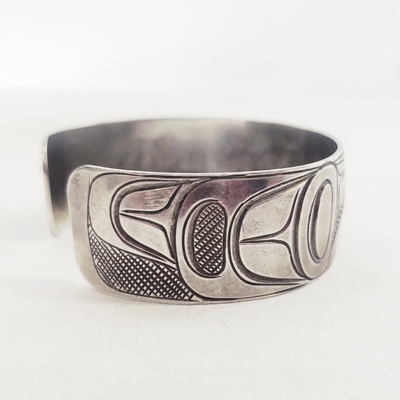 First Nation Paddy Seaweed Signed Sterling Silver Raven Cuff Bracelet - Picture 6 of 11